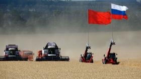 Аграрии прошли «Бессмертным полком» на комбайнах прямо во время уборки